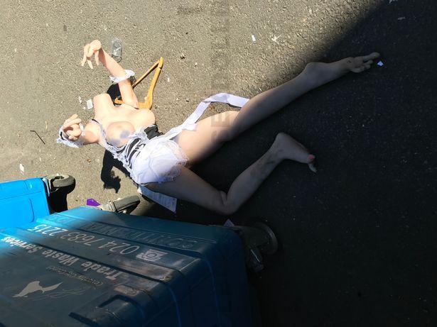 Выбросили секс куклу