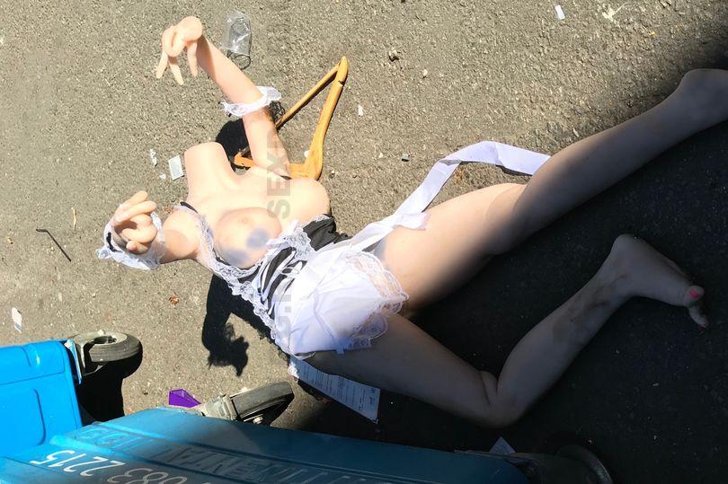 Секс кукла в помойке